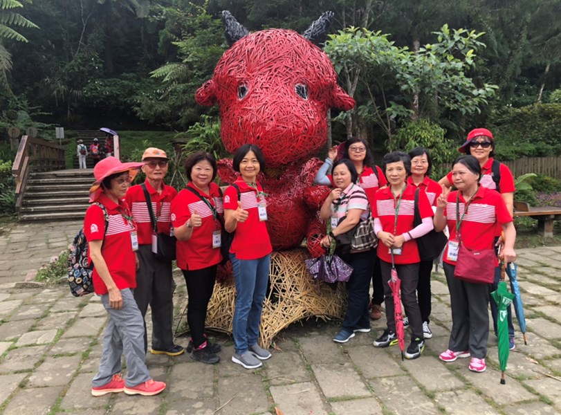 1070601民政志工參訪活動照片-志工於紅色牛吉祥物前合照