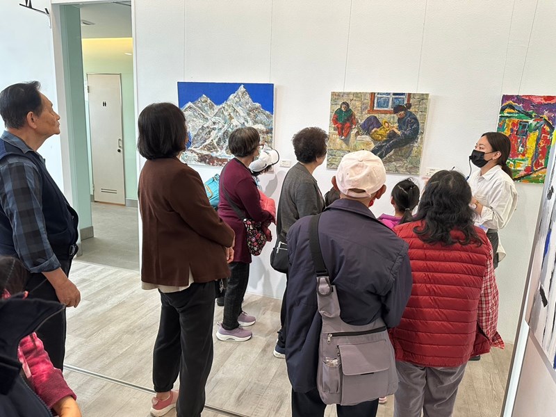 113年員工及志工文康活動-志工及同仁林聽益品美術館員工介紹畫作02