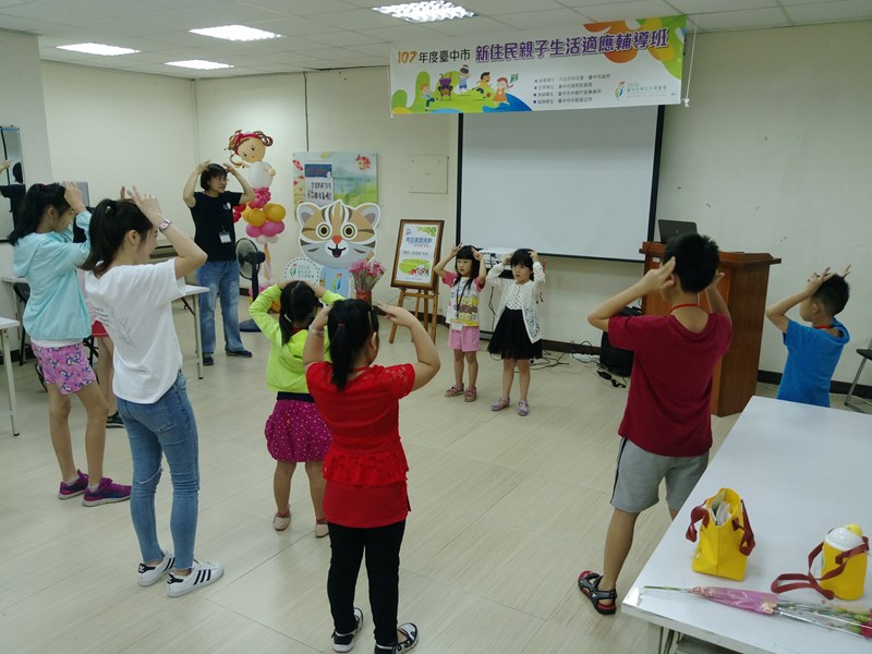 107年新住民親子生活適應輔導班第1天活動照片-老師邀請小朋友上台帶領學員一起動動手