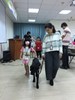 107年新住民親子生活適應輔導班第1天活動照片-學員戴眼罩體驗導盲犬領路行走