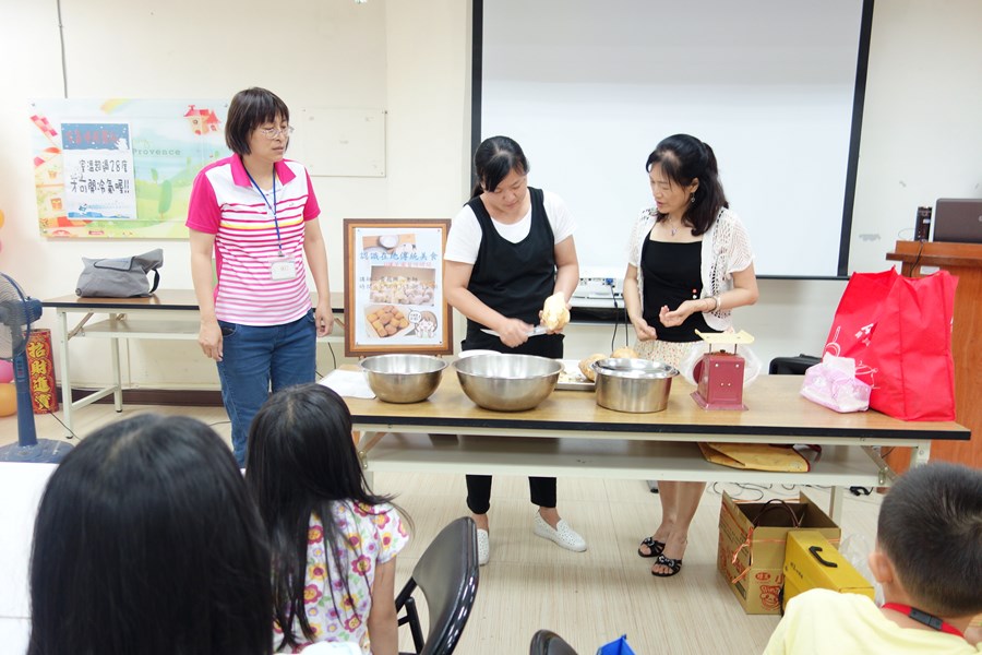 107年新住民親子生活適應輔導班第2天活動照片-學員操作製作芋圓第1步削芋頭皮