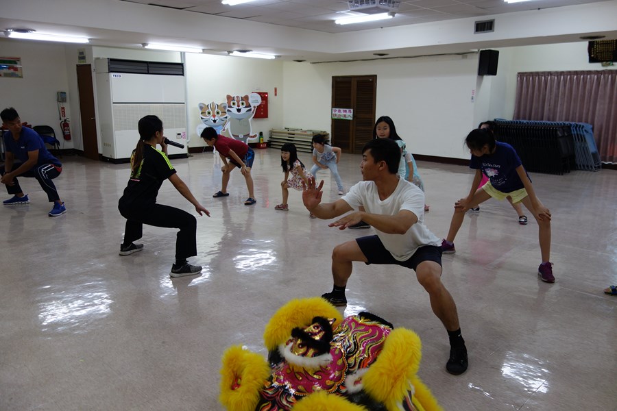 107年新住民親子生活適應輔導班第2天活動照片-老師教導學生蹲馬步