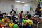107年新住民親子生活適應輔導班第3天活動照片-老師角島學生彩繪造型氣球