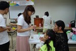 107年新住民親子生活適應輔導班第3天活動照片-老師教導學生香包如何縫邊