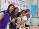 108年第1次志工聯繫會報教育訓練暨慶生照片-志工抱著孫女與主任開心合照