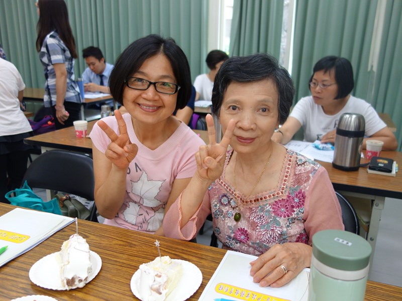 108年第1次志工聯繫會報教育訓練暨慶生照片-志工開心比耶合照