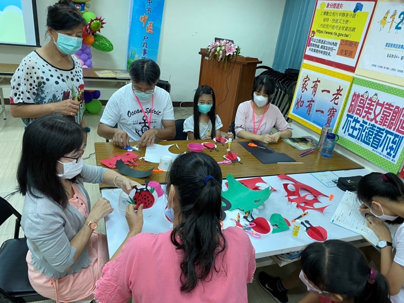 新住民居家手作生活美學班活動照片-家庭與婚姻-學員用色紙製作小瓢蟲