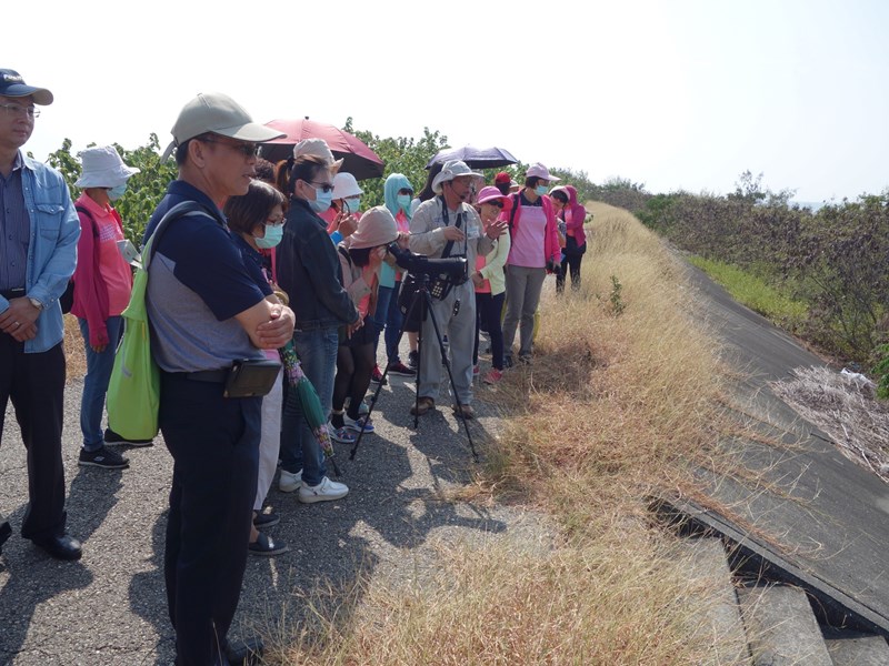 109年員工及志工文康活動-志工於鰲鼓溼地用望遠鏡觀察鳥類02